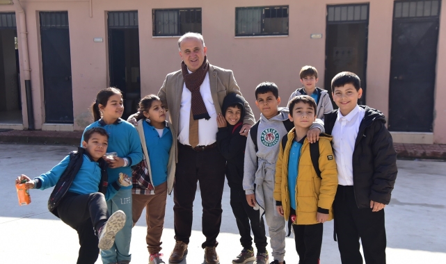 Başkan Kaya, çocukların isteklerini yerine getiriyor
