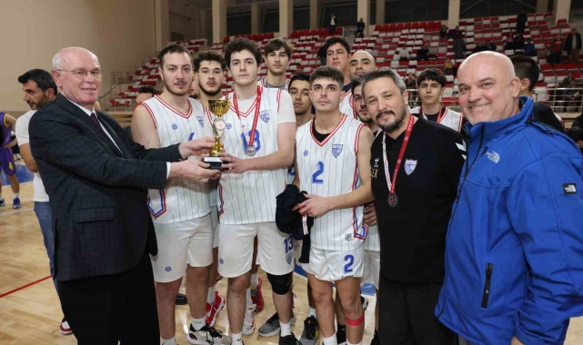 Başkan Kurt'a Basketbol Ligi şampiyonluk maçında büyük ilgi
