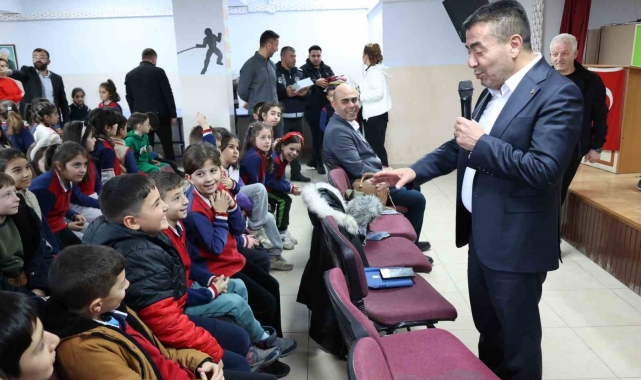 Başkan Metin'den öğrencilere hediye yağmuru