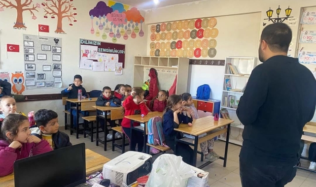Batman'da köy okullarındaki öğrencilere ağız ve diş sağlığı eğitimi verildi