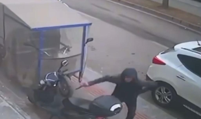 Batman'da park halindeki motosikletten telefon çalan hırsız kameraya yansıdı