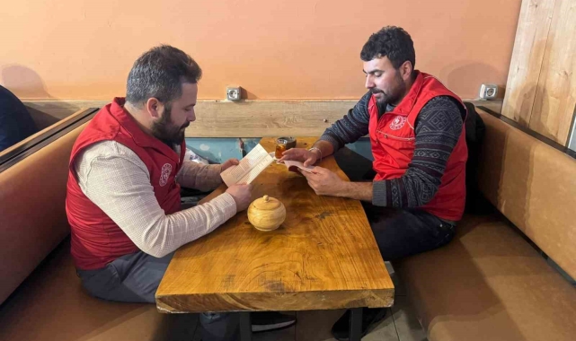 Bayburt'un kıraathanelerinde kitap okunuyor