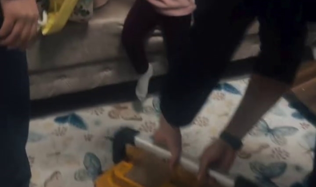 Bebek yürütecine parmağı sıkışan miniğin yardımına itfaiye koştu