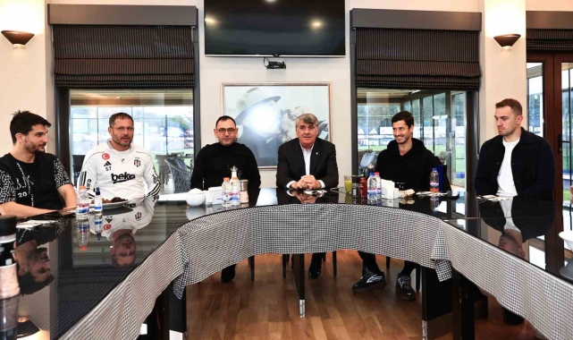 Beşiktaş'ta Başkan Serdal Adalı, Futbol A Takımı ile buluştu