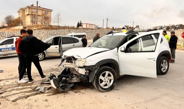 Besni'de iki otomobil çarpıştı: 2 yaralı