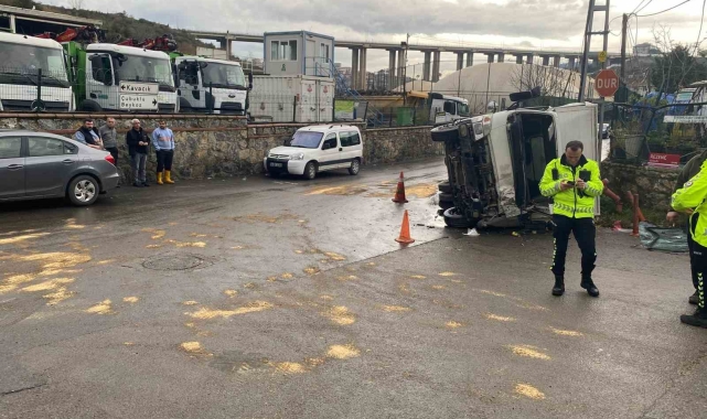 Beykoz'da kamyon devrildi: 2 yaralı