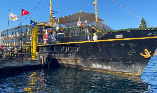 Beylerbeyi sahilde gezi vapuru yandı