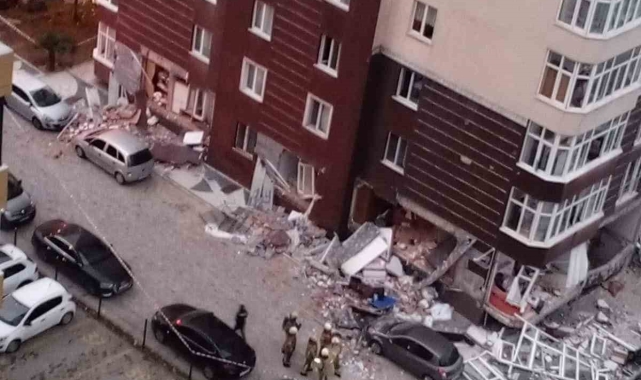 Beylikdüzü Osmanlı Caddesi üzerinde bulunan 14 katlı binada doğalgaz patlaması meydana geldi. Patlama sonrası bölgeye çok sayıda ekip sevk edildi.