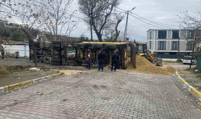 Beylikdüzü'nde İSKİ'nin çalışması sırasında yol çöktü, hafriyat kamyonu devrildi