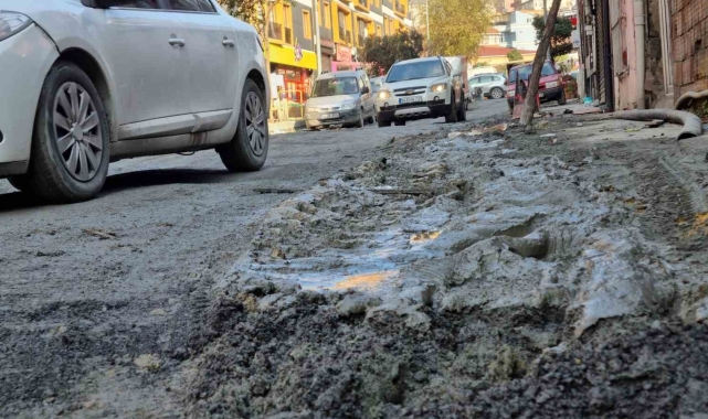 Beyoğlu'nda İSKİ ve İBB'nin bitmek bilmeyen çalışması mahalleyi çamur içinde bıraktı