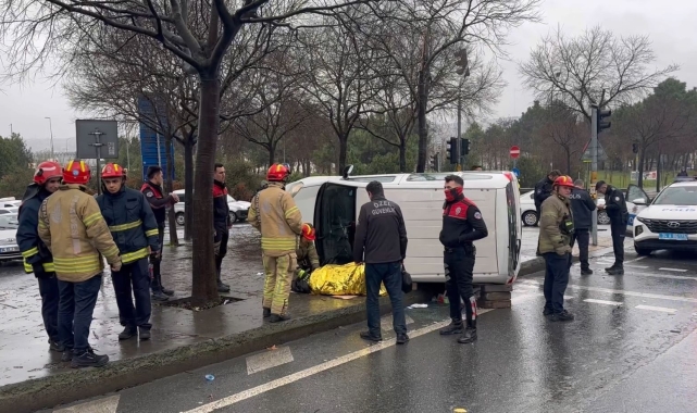 Beyoğlu&#039;nda ticari araçla polis otosu çarpıştı: 1 yaralı