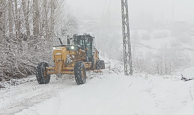 Beytüşşebap'ta şiddetli fırtına ve kar yağışı hayatı olumsuz etkiledi