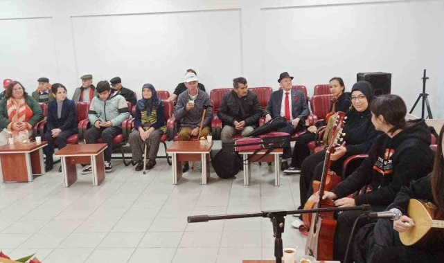 Bilecikli lise öğrencilerinden yaşlı çınarlara konser
