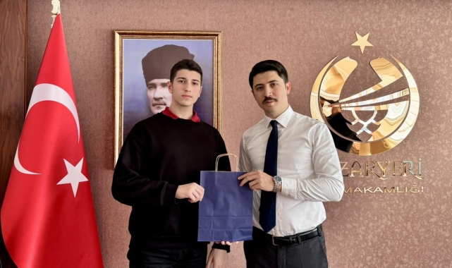 Bilecik'te ikinci olan öğrencileri makamında kabul etti