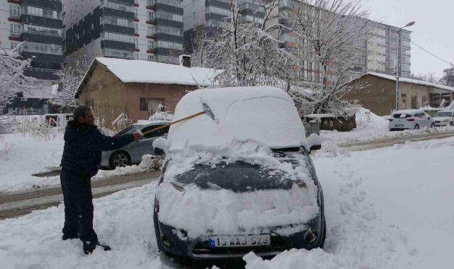 Bitlis'te kar yağışından dolayı 165 köy yolu ulaşıma kapandı