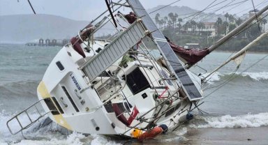 Bodrum'da fırtına ve yağış etkili oldu, yelkenli tekne karaya vurdu