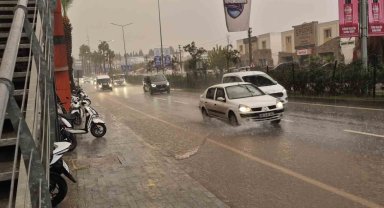 Bodrum'da sağanak yağış etkili oldu