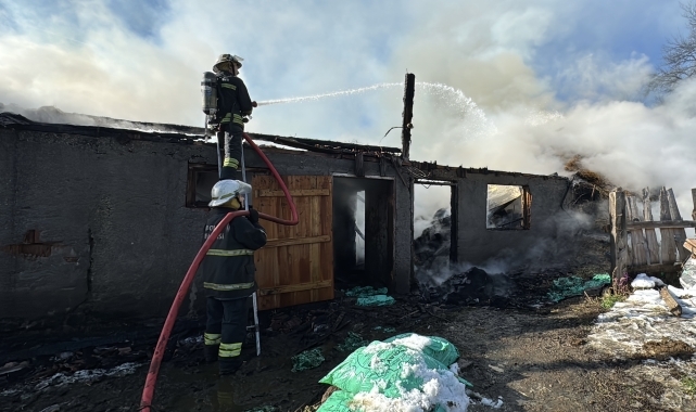 Bolu'da çıkan yangında ahır ve samanlık kullanılamaz hale geldi