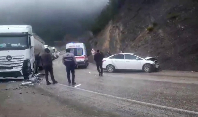 Bolu'da tır ile otomobil çarpıştı: 1'i ağır 4 yaralı