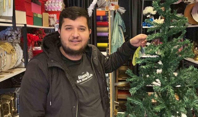 Bu da oldu: Dükkanın önündeki çam ağacı çalındı