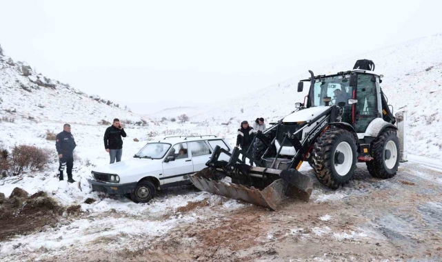 Bünyan'da kayarak şarampole düşen araç kurtarıldı