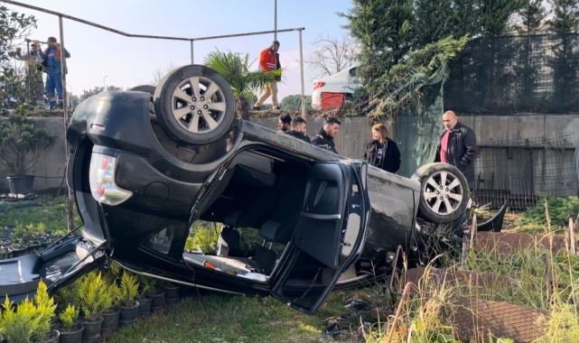 Bursa'da kontrolden çıkan araç çiçek bahçesine uçtu : 2 yaralı