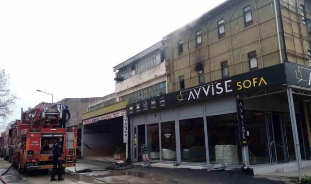 Bursa'da mobilya imalathanesinde yangın
