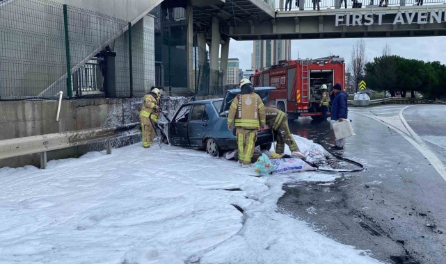 Büyükçekmece'de seyir halindeki Tofaş alev alev yandı