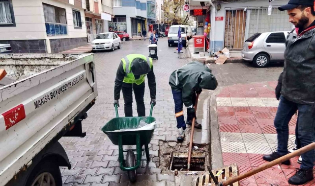 Büyükşehir ve MASKİ ekipleri yağışta sahadaydı