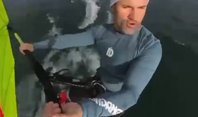 Buz gibi havada gölde sörf yaptı