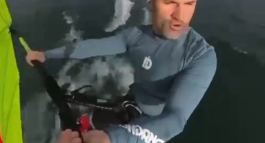 Buz gibi havada gölde sörf yaptı