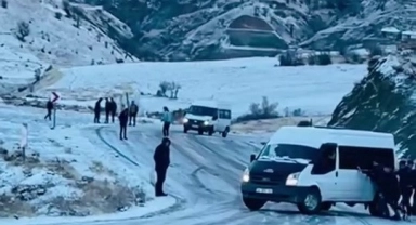 Buzlanan yollar sürücülere zor anlar yaşattı