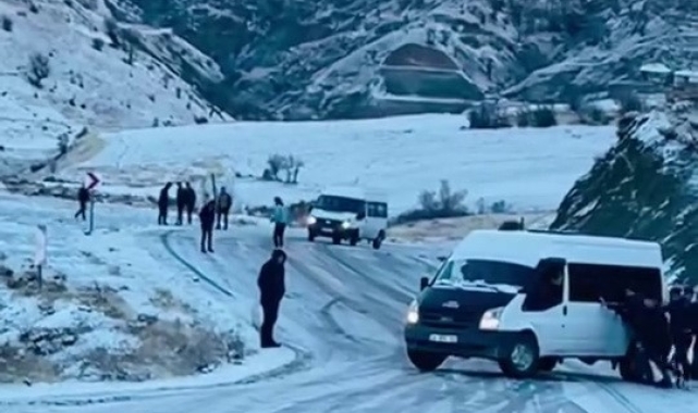 Buzlanan yollar sürücülere zor anlar yaşattı