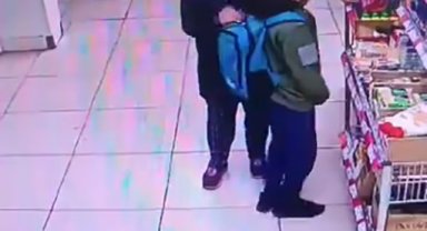 Çaldığı malzemeleri çocuğun sırt çantasına doldurdu