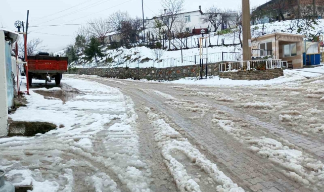 Çanakkale'de İl Özel İdare ekipleri karla kaplı köy yollarını açıyor