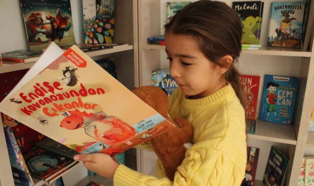 Çanakkale'de kitapevi ve atölye kurdu, çocuklara okumayı sevdiriyor