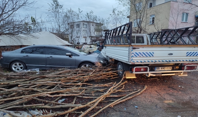 Çarşamba'da kamyonete çarpan otomobildeki 2 kişi yaralandı