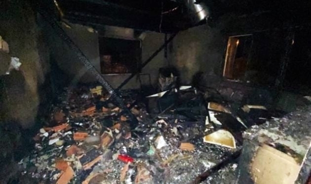 Çatıda çıkan yangın evi küle çevirdi