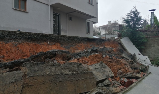 Çekmeköy'de istinat duvarı çöktü: Otomobil zarar gördü