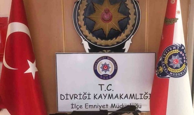 Cephaneliği andıran evde çok sayıda silah ele geçirildi