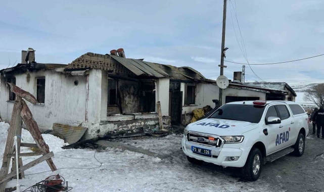 Çıldır'da çıkan yangında bir ev kül oldu