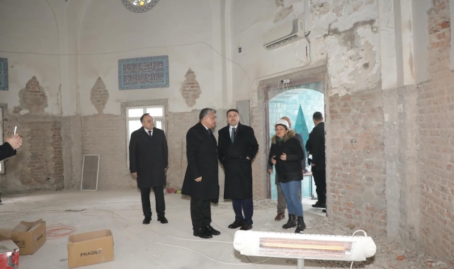 Çinili Camii'nde çini söküm işlemi devam ediyor