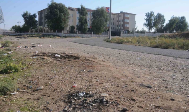 Cizre'de okul yollarında alkol şişeleri
