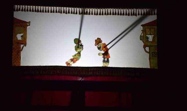 Çocuklar Hacivat-Karagöz oyunuyla eğlendi