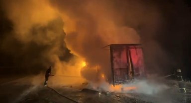 Çorum'da yanan kumaş yüklü tır kullanılamaz hale geldi