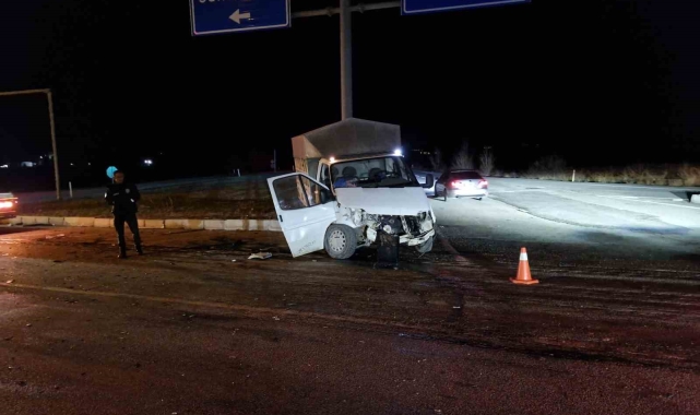 Çorum'da kamyonet ile otomobil çarpıştı: 6 yaralı