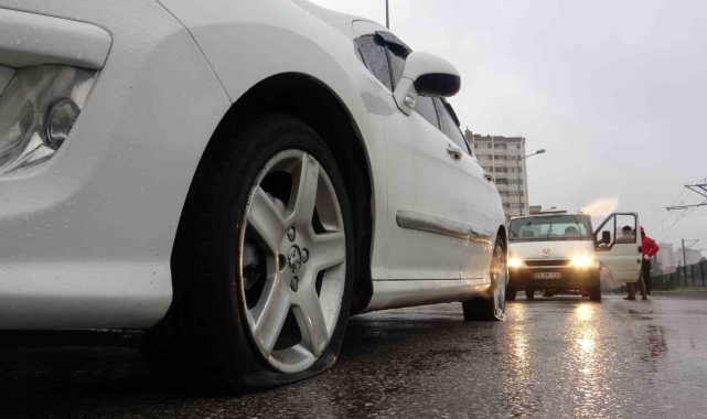 Çukura düşen 20'ye yakın aracın tekerleri patladı