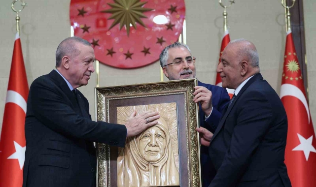 Cumhurbaşkanı Erdoğan'ı duygulandıran tabloyu milim milim işleyen Behzat usta 56 yıldır ahşaba şekil veriyor