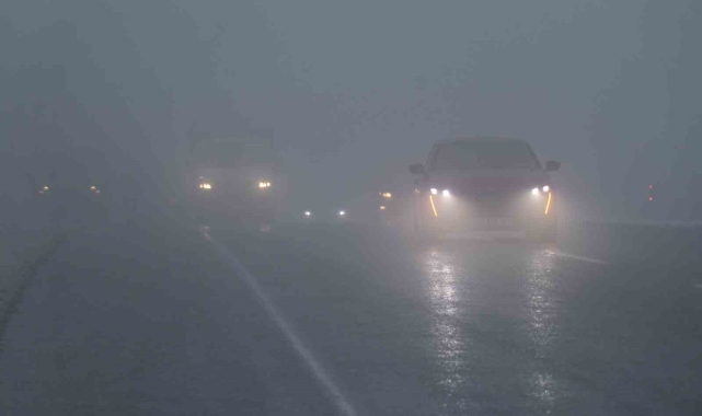 Denizli - Antalya karayolunda etkili olan yoğun sis ve kar yağışı sürücüleri zorladı