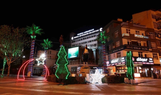 Denizli'de cadde ve sokaklar yeni yılı ışıl ışıl karşılıyor